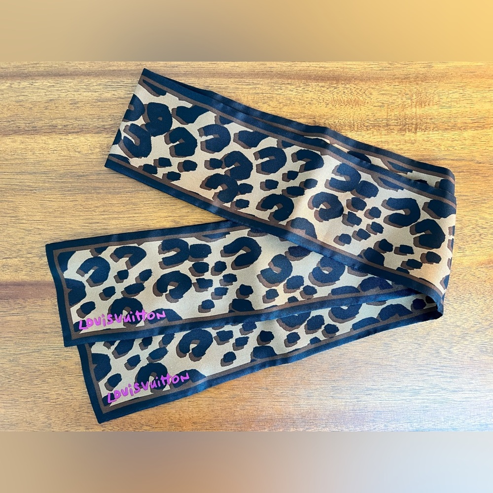 Louis Vuitton Silk Leopard Bandeau Scarf in Perfect Condition